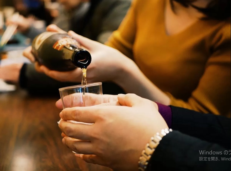 人情味あふれるお酌でおもてなしするコンパニオンのイメージ